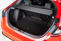 ベース車譲りの広い荷室も現行「シビック タイプR」の魅力。引き出し式のトノカバーも備わる。