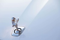 「スピリット・オブ・エクスタシー」と呼ばれる、ボンネット先端のマスコット。