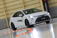 従来素材の吸水バルーンよりも小型化した天然由来素材「水膜バスター」を高密度に配合することで、滑りの原因となる水膜を吸水する力が向上した「アイスガード8」。氷上での「接触の密度(氷とゴムの接触点)」が大幅にアップしたという。