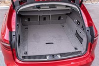 5人乗車時の荷室スペース容量は565リッター。40:20:40の分割可倒式リアシートバックを採用している。