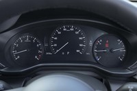 「MX-30」のメーターは両サイドの2つのメーターが機械式。中央部が液晶パネルになっている。