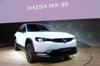 2019年の東京モーターショーで世界初公開された「マツダMX-30」。欧州では2020年9月にEV仕様のデリバリーが開始された。