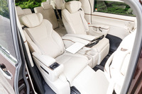 オットマンやテーブルなどを展開してみる。もちろんヒーターもベンチレーションも完備で、ヒーターはオットマンとアームレスト内にも備わっている。