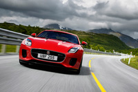 フロントまわりでは、新デザインのバンパーやフルLEDのヘッドランプなどが2018年モデルの特徴となっている。