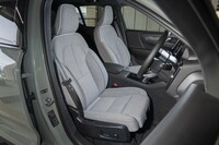 4WDモデルには「アルティメット」と呼ばれる、より豪華なトリムラインが組み合わされる。試乗車にはテイラードウールブレンドのシート表皮がチョイスされていた。