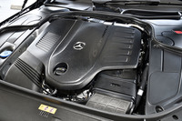 新型“M256”型直6エンジンの排気量は3リッター。ターボと電動スーパーチャージャーで過給され、さらにISGから出力のアシストを受ける。最高出力は367psで最大トルクは500Nm。