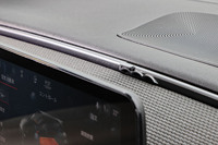 ダッシュボードには短冊切りのレザーを編みこんだイントレチャートのトリムを使用。インテリアの各所に「500」や「FIAT」のロゴ、“ヌオーバ500”のアイコンなどが隠れている。