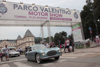 夕刻になってもスペシャルイベントは続く。ヒストリックカーラン参加車の「チシタリア202クーペ」がスタートのゲートをくぐる。