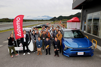 参加したメディアとアステモの皆さん。取材は早朝から薄暗くなるまで続いた。