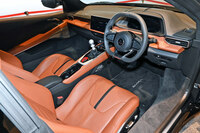 上質な内張りが目を引く「エミーラ」のインテリアは、既存のロータス車とは一線を画すもの。ライバルと伍(ご)して戦うためには、こうした部分も重要となるのだ。