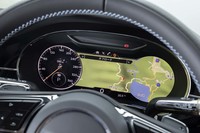 伝統のブランドであるベントレーとて、メーターパネルは、はやりの液晶タイプ。写真のようにカーナビのマップを表示することもできる。