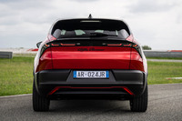 「ヴェローチェ」には「センピオーネ ホワイト」「トルトーナ ブラック」「ブレラ レッド」「ナヴィッリ ブルー ティール」「アレーゼ スティール」「スカラ アイボリー」の6種類の外装色が用意される。