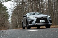 減衰力可変ダンパー「AVS」を標準装備。減衰力は「ノーマル」「スポーツ」の2段階に切り替え可能で、“Fスポーツ パフォーマンス”専用セッティングが施されている。