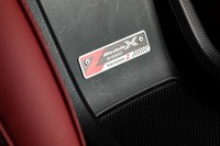 左右のシート間には、「Version Z」ロゴ入りのアルミ製コンソールプレートが添えられる。