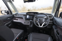 全高が1745mmもあるため、室内はこれでもかとばかりに広い。助手席前方やドアパネルにブラウンのパネルを使うなどして落ち着いた空間を演出している。