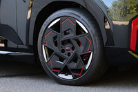 今回の試乗車は、標準で装備される19インチの「ジョンクーパーワークス ストライプスポーク2トーン」ホイールに、225/40R19の「ハンコックiON evo R」タイヤを組み合わせていた。