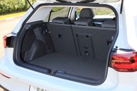 荷室の容量は380~1237リッター。先代モデルよりも最大容量が37リッター増加した。