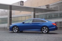 写真の「ブリリアントスポーティブルー・メタリック」を含め、ボディーカラーは全5色用意される。