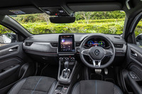 7インチから9.3インチにサイズアップされた縦型のセンターディスプレイを標準装備としている。