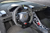 スポーティーな雰囲気が漂うインテリア。レジンの母材に炭素を埋め込んだフォージド・カーボンファイバー素材が多用されている。