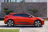 前後のオーバーハングをガッツリと切り落としたスタイリングも「Iペース」の特徴。
明照寺:「EVならではの、EVにしかできないデザインですよね」