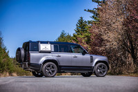 「ディフェンダー130 X-DYNAMIC HSE D300」のボディーサイズは全長×全幅×全高=5275×1995×1970mmで、車重は2570kg。今回の試乗車両には、乗り降りをサポートするオプションのディプロイアブルサイドステップ(53万1025円)が装備されていた。