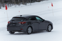 「G-ベクタリングコントロール」の採用に伴って足まわりのチューニングも変更。従来型よりもダンパーのダンピング剛性が高められた。