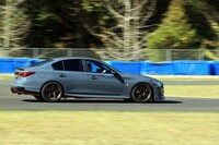 オープンロードで快適かつ自然な乗り心地を示した「スカイラインNISMO」のNISMOパーツ装着車。クローズドコースでは、まずは軽快なコーナリング特性が印象的だった。