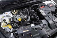 エンジンは、最高出力159PSの1.3リッターターボに一本化された。WLTCモードの燃費値は、「ルーテシア」より0.5ポイント良好な17.5km/リッター。