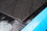 ルーフには軽量・高剛性なカーボンファイバー強化樹脂(CFRP)を採用。軽量化と低重心化を図っている。