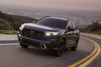 最初にステアリングを握ったのは現行型「CR-V」。日本では水素燃料電池車のみの販売だが、試したのは北米で販売されているe:HEV搭載のAWD車だった。雪がないのはこの写真が北米市場用のオフィシャルカットのため。