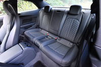 2人掛けの後席シート。表皮は前席と同じく、ファインナッパレザーのダイヤモンドステッチ仕上げとなる。