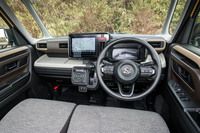 インテリアは明るく開放的な雰囲気だ。随所に備わる収納を個別に紹介していく。