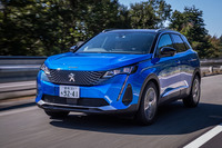 今回「アイスナビ8」の試走を行った「プジョー3008 GTハイブリッド4」は、ガソリンエンジンと2基のモーター、走行用バッテリー、外部からの充電システムを組み合わせたPHEV。標準仕様と同じ225/55R18サイズのアイスナビ8を装着した。