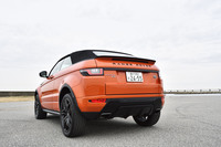 「レンジローバー イヴォーク コンバーチブル」には、試乗車の「フェニックスオレンジ」を含む計12色のボディーカラーが用意される。