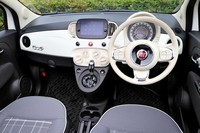 「フィアット500C」のコックピットからタイヤ本体は見えないが、その仕事ぶりはステアリングやシート、ペダル類を通じてドライバーにしっかりと伝わってくる。