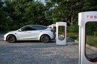 NACS規格のテスラの急速充電器「スーパーチャージャー」。