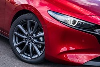 試乗車の「Lパッケージ」グレードには、グレーメタリック塗装の10本スポークデザインアルミホイールと215/45R18サイズの「トーヨー・プロクセスR51A」タイヤが装着されていた。タイヤは「マツダ3」との専用開発品になる。