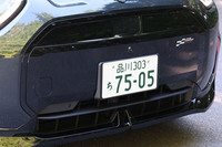 閉じられたフラットなフロントグリルは、最新世代のMINIにラインナップされるほかの電気自動車とも共通するデザイン上の特徴。車体下部もほぼ全面にわたりアンダーカバーで覆われている。