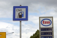 CNG(天然ガス)燃料の取り扱いがあることを示す、ガスステーションの看板。