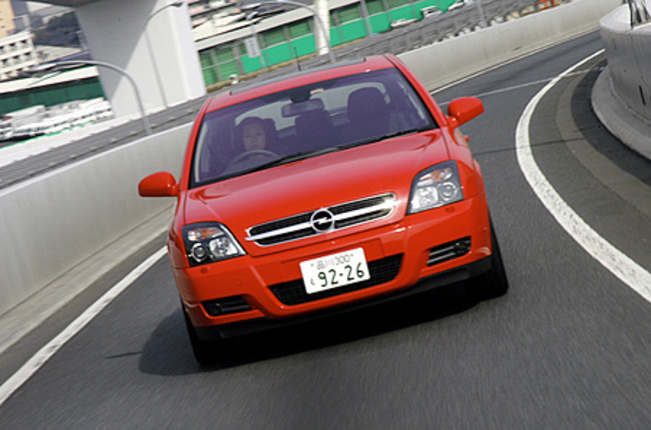 【スペック】ベクトラGTS2.2:全長×全幅×全高=4610×1800×1465mm/ホイールベース=2700mm/車重=1460kg/駆動方式=FF/2.2リッター直4DOHC16バルブ(147ps/5600rpm、20.7kgm/4000rpm)/車両本体価格=348.0万円(テスト車=361.0万円/チルトアップ機構付き電動ガラスサンルーフ=13.0万円)(M)