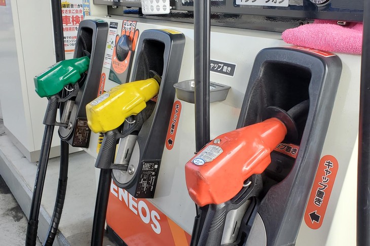 黄色い給油ノズルのハイオクの価格は、リッター180円近い。そもそも、最も安価な軽油(緑色のノズル)で走る、ディーゼル車を選ぶという手もあるが……。
