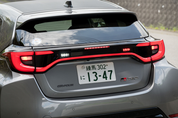 左右ひとつながりのリアコンビランプが“進化型”の証し。バックアップランプとハイマウントストップランプをユニット内に集約したのは、ルーフスポイラーとバンパーを交換しやすくするため。