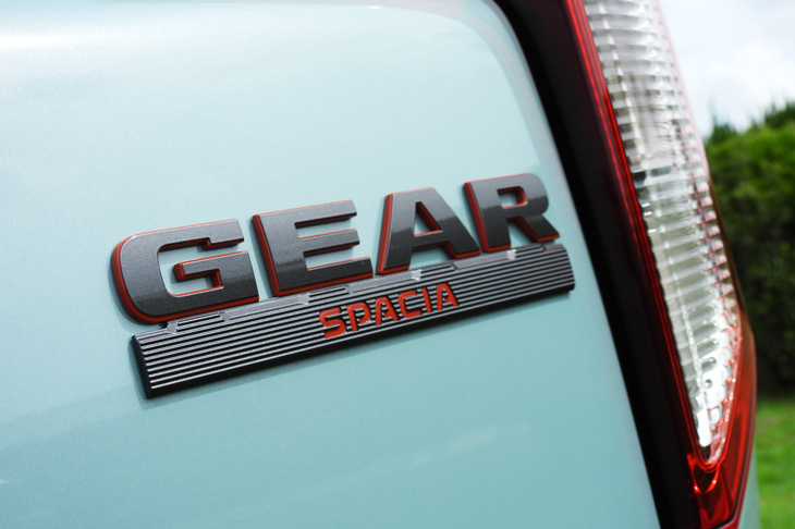 スズキ・スペーシア ギア ハイブリッドXZターボ(「SPACIA GEAR」ロゴバッジ)