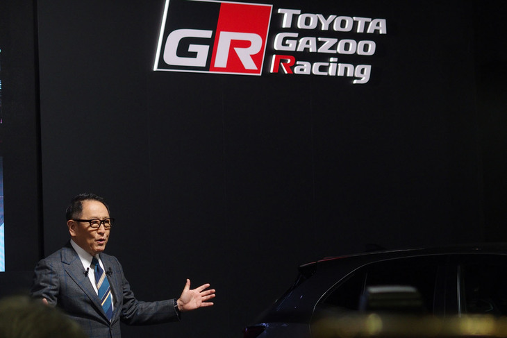 TOYOTA GAZOO RacingおよびLEXUSのブースにおいて、「モリゾウから新年のご挨拶(あいさつ)」と題し、開催されたプレスカンファレンスの様子。モリゾウことトヨタ自動車の豊田章男会長が登壇した。