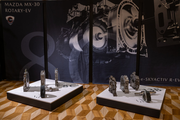 写真左が新しい「8C」型ロータリーエンジン、同右が「RX-8」などに搭載されていた「13B」型ロータリーエンジン。13B型ではローターとハウジングが2基組み合わされる(写真は1基分)。