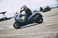 ボディーサイズ:全長×全幅×全高=2200×780×1435mm
ホイールベース:1565mm
重量:215kg
エンジン:349cc水冷4ストローク単気筒SOHC 4バルブ
最高出力:34ps(25kW)/7500rpm
最大トルク:35Nm(3.6kgm)/6000rpm
価格:91万2000円