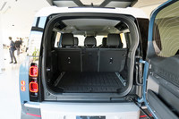 ラゲッジスペースはスクエアで使いやすい形状。側壁にはアクセサリーコンセントが備わる。