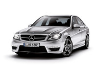 新車では1000万円以上だった1世代前の「メルセデス・ベンツC63 AMG(現在のモデル名はメルセデスAMG C63)」もお手ごろ価格に。鍛造ピストンや軽量クランクシャフトの採用により出力が30PS増しとなる「パフォーマンスパッケージ」(125万円!)が付いたモデルでも200万円台で購入可能となっている。