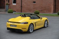 「718スパイダー」のキャビン後方は、「718ボクスター」とは異なるデザインになっている。うねった形状のリアボンネットは、車体の後ろ側が大きく開く。